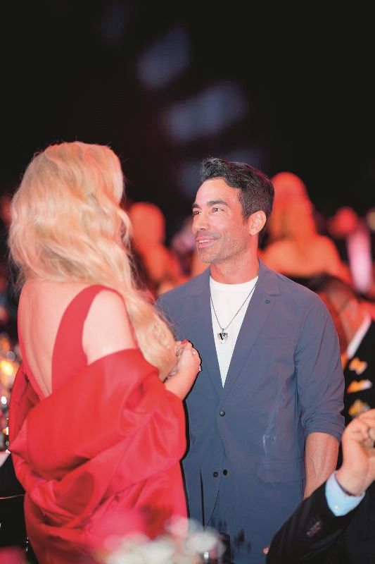 Y�lmaz Bozan :  Klass Ödülleri K�rm�z� Hal�s�nda Karizmatik ��kl���yla Dikkat Çekti